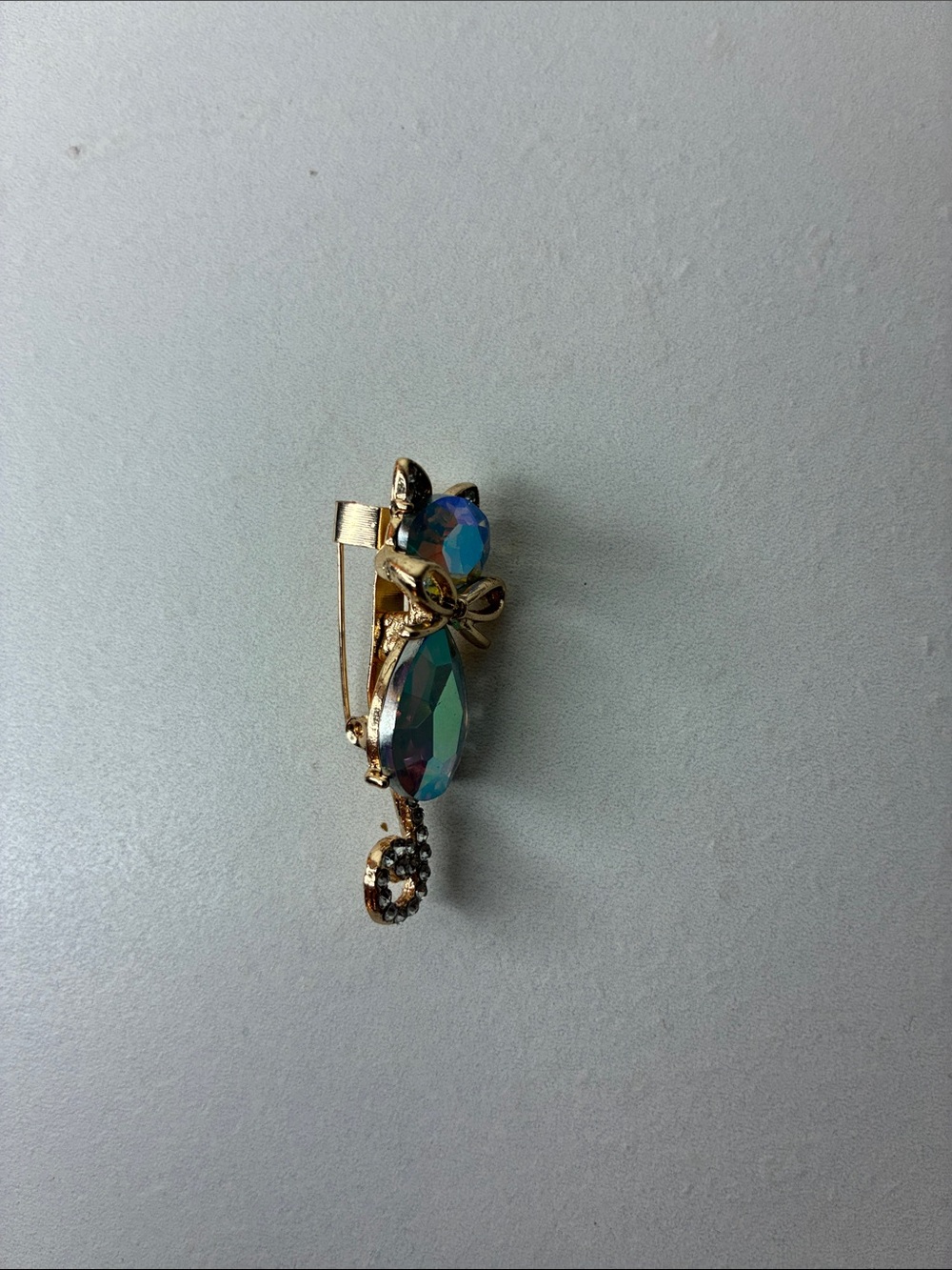Iridescent Crystal Cat Brooch Rhinestone Gold Tone Pin Vintage Jewelry - Picture 3 of 7